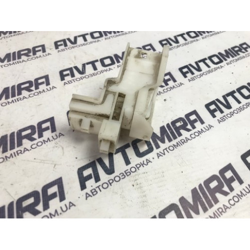 Кронштейн дверей передніх правих Hyundai i30 2007-2012 9042200500